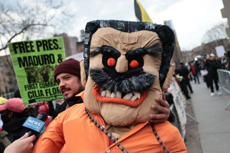 Manifestantes se enfrentam em tribunal de Nova York durante audiência de Nicolás Maduro