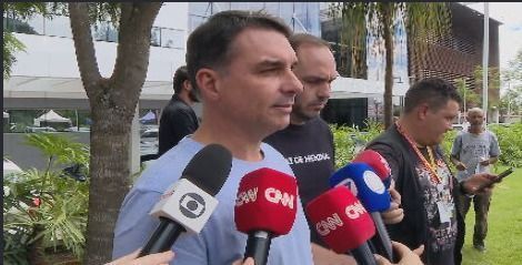Flávio Bolsonaro aguarda parecer favorável da PGR sobre prisão domiciliar do ex-presidente
