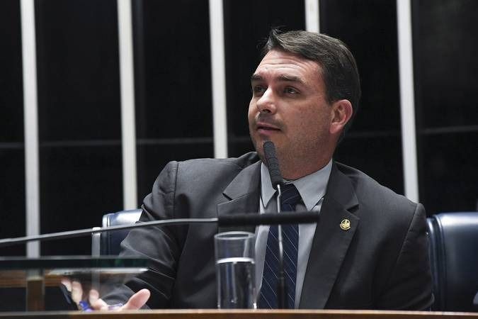 Flávio Bolsonaro defende o agronegócio e critica postura contra o setor