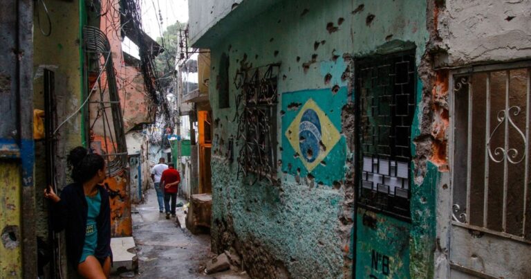 fotógrafo revela marcas de tiros em favelas do rio ao longo de uma década