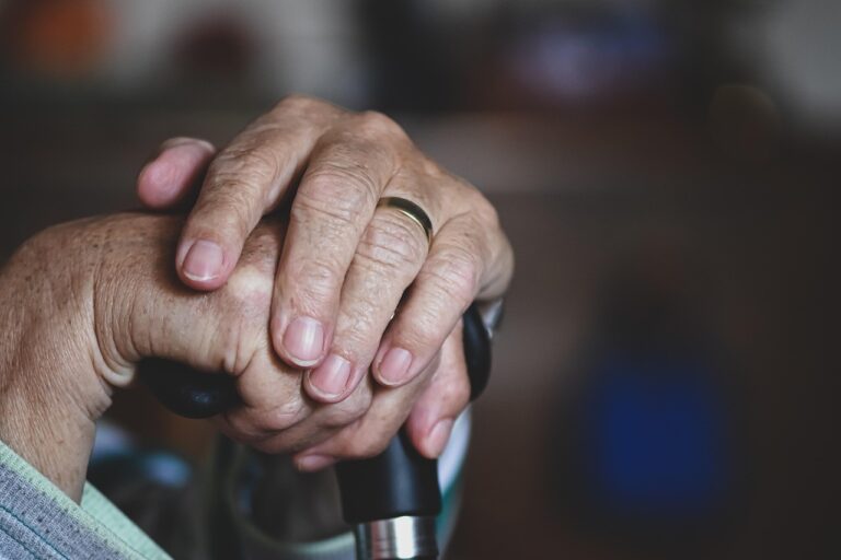 Governo oferece bolsa para cuidadores familiares de idosos no Paraná