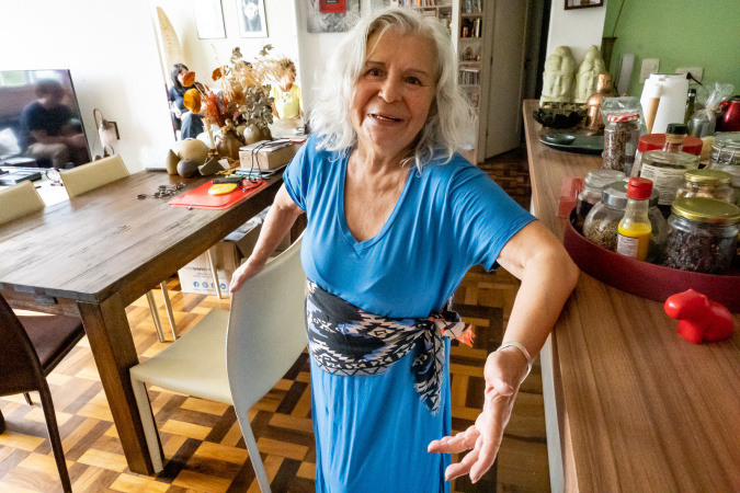 Alice Ruiz recebe medalha de mérito cultural em cerimônia na Biblioteca Pública do Paraná