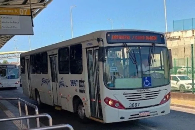 Motorista de ônibus é atacado com faca em Lauro de Freitas