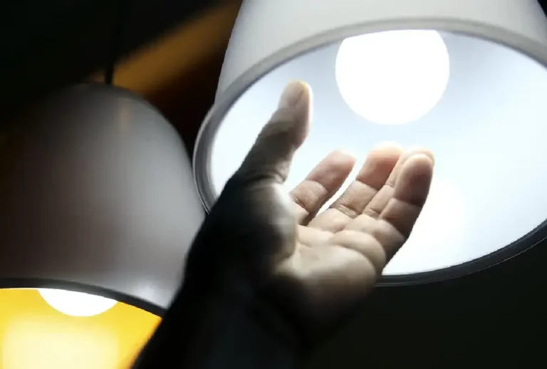 Conta de luz permanece mais barata no Paraná durante março