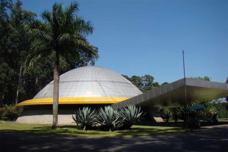 Brasil impulsiona interesse em astronomia com missão Artemis II na Lua