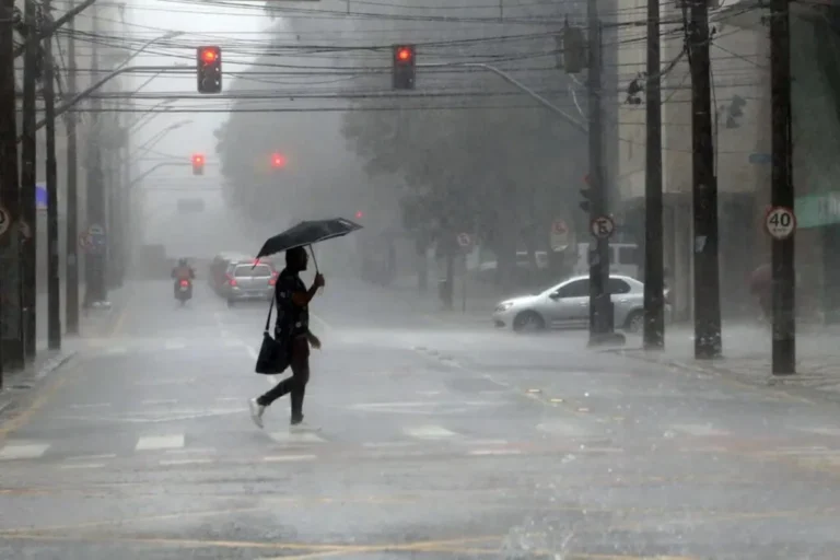 Inmet alerta para chuvas intensas em 230 cidades do Paraná