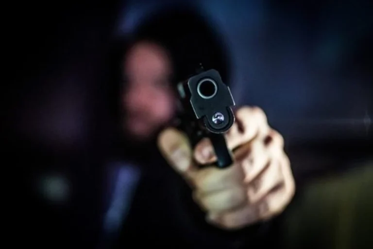 Armas de fogo são principais em quase metade dos homicídios contra mulheres em 2024