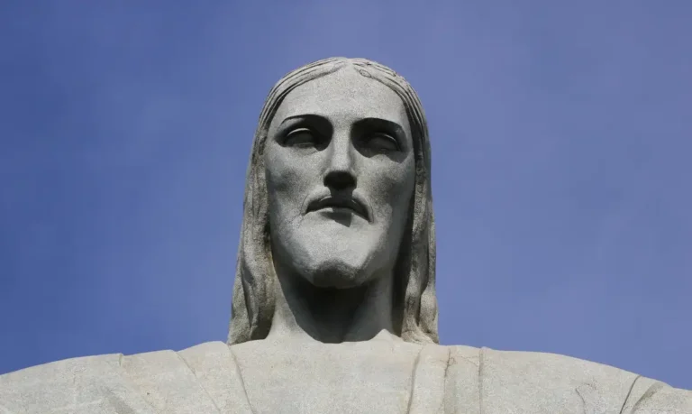 Cristo Redentor é iluminado para campanha contra violência de gênero