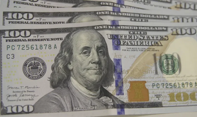 Dólar avança para R$ 5,16 com tensão no Oriente Médio impactando mercados