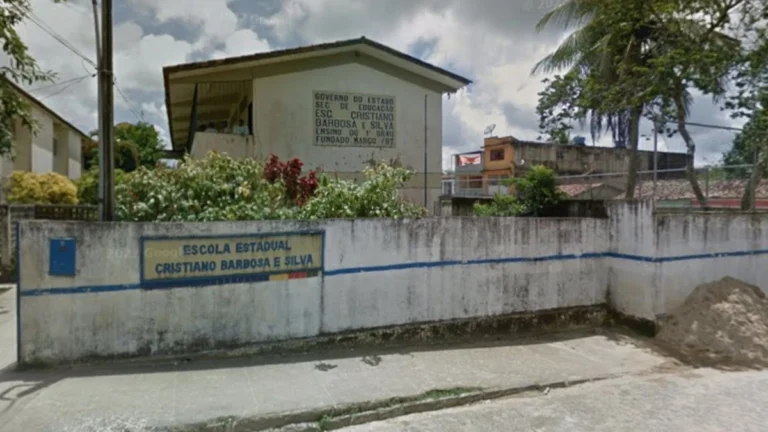 Adolescente fere três estudantes com faca dentro de escola em Pernambuco