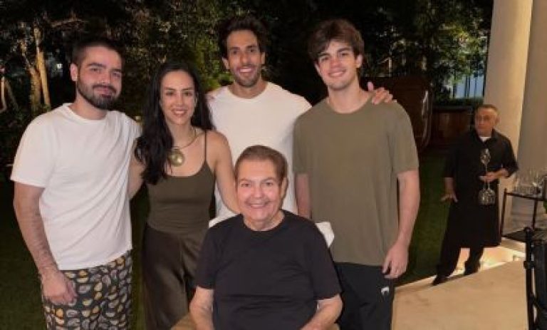 Faustão aparece em cadeira de rodas durante aniversário da filha Lara Silva