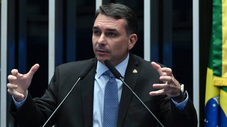 Aliados de Flávio Bolsonaro articulam estratégia para avançar nas pesquisas presidenciais