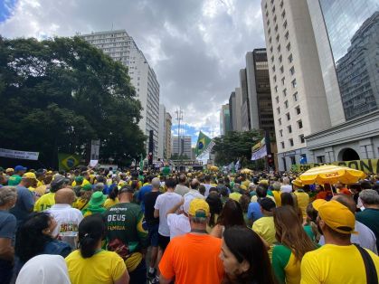 Flávio Bolsonaro lidera ato da direita na Avenida Paulista em São Paulo