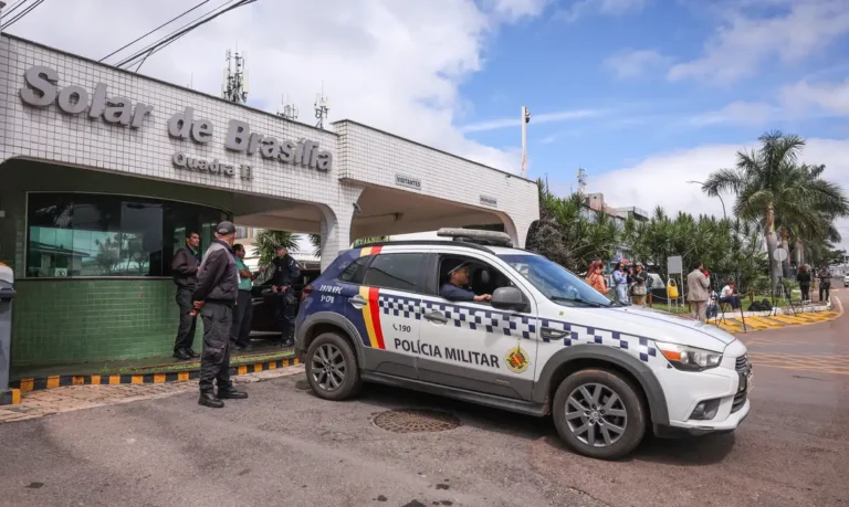 Bolsonaro recebe alta e inicia prisão domiciliar em Brasília