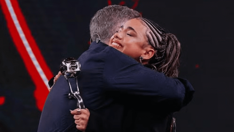 atriz de três graças conquista prêmio de revelação no melhores do ano