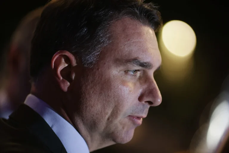 Flávio Bolsonaro reage a pedido de indiciamento na cpm do inss