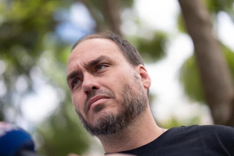 Carlos Bolsonaro alerta sobre divisão na direita e pede união