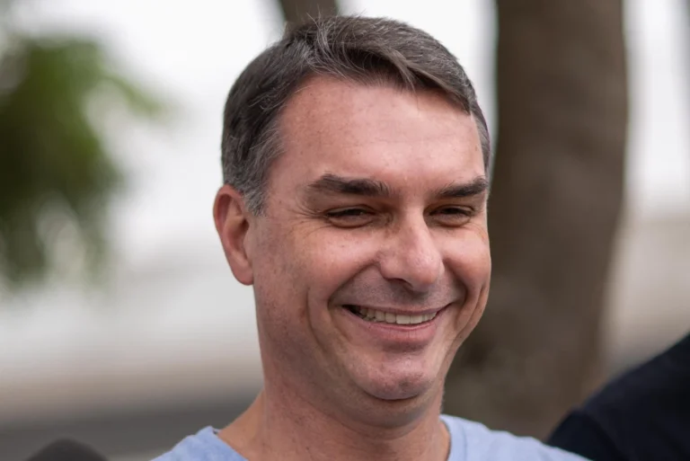 Flávio Bolsonaro provoca reação ao dançar para apoiadores no Nordeste