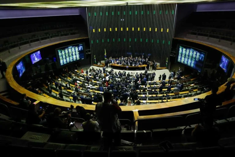 Câmara autoriza polícia a aplicar tornozeleira eletrônica em agressores de mulheres