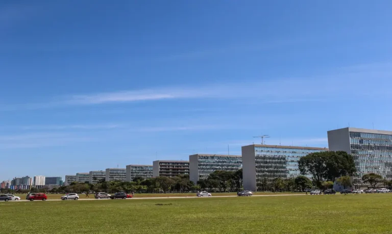 Senado aprova reestruturação com 24 mil novos cargos no serviço público federal