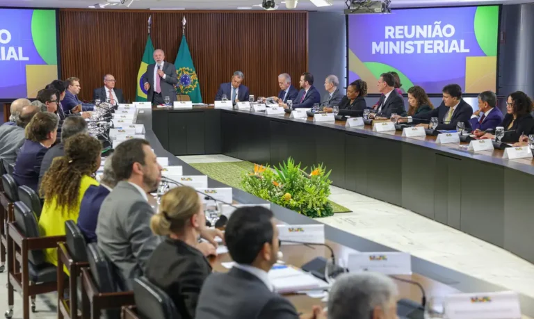 Ministros anunciam saída para disputar eleições em outubro de 2026