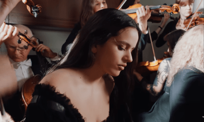 Rosalía interrompe show em Milão por intoxicação alimentar