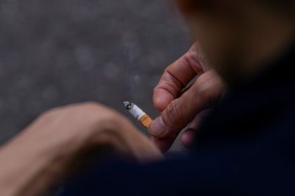 Reino Unido estabelece proibição permanente de cigarro para nascidos a partir de 2009