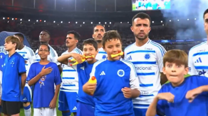 Torcedores mirins do Cruzeiro provocam Atlético-MG no Maracanã