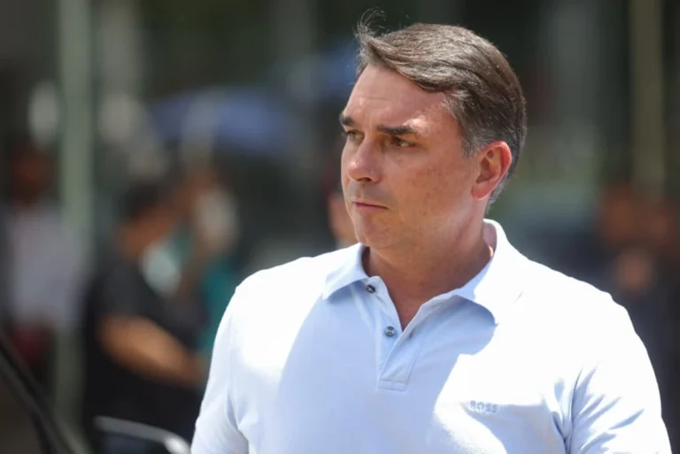 Bolsonaro segue sem previsão de alta após crise grave no hospital