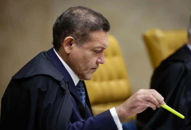 Nunes Marques viaja em jato ligado a advogada do Banco Master