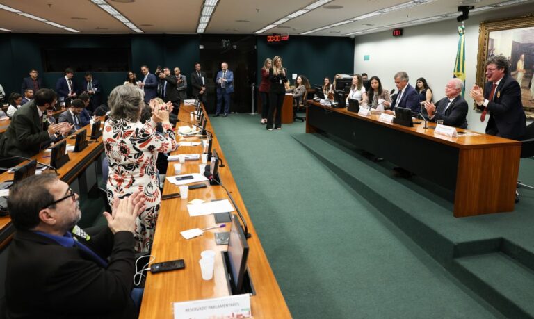 CCJ aprova propostas para acabar com escala 6x1 no trabalho