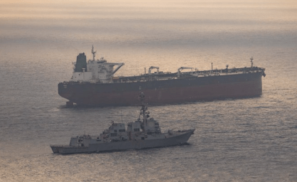 EUA intensificam bloqueio naval contra embarcação iraniana no Estreito de Ormuz