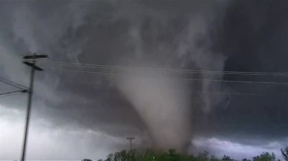 Tornados em Oklahoma deixam pelo menos 10 feridos e causam danos graves