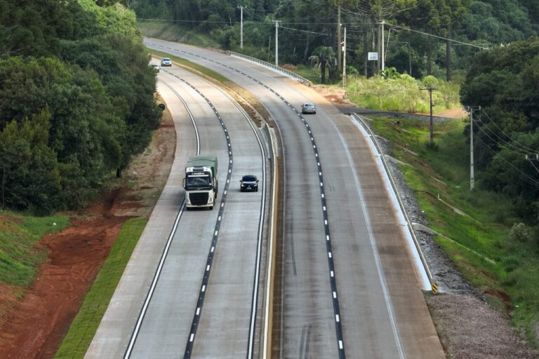 Paraná lidera avanço e mantém segunda melhor malha rodoviária do país