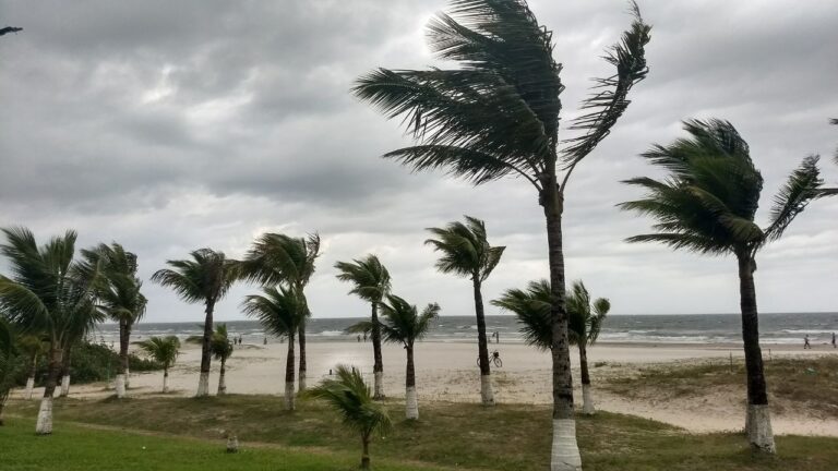 Alerta de chuvas fortes e ventos intensos atinge mais cidades paranaenses