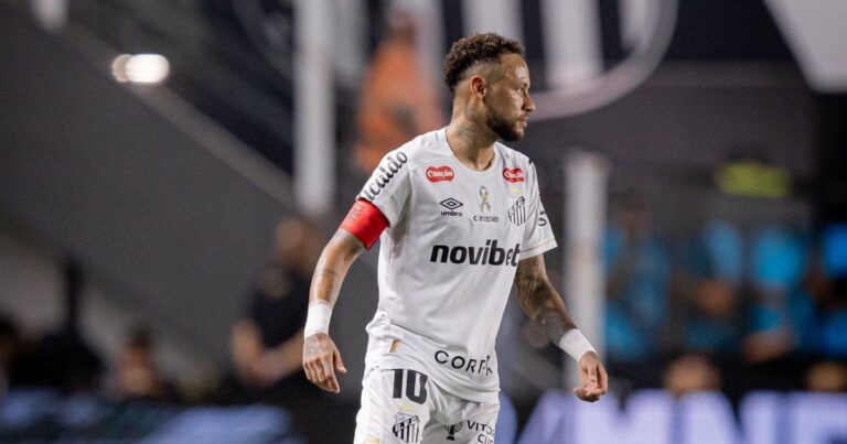 Cuca defende Neymar após cartão e critica arbitragem em Santos x Remo