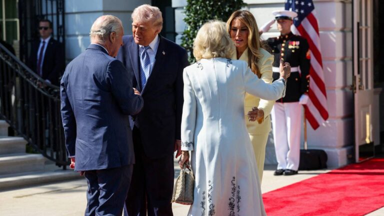 Rei Charles III enfrenta aperto de mão firme de Donald Trump nos EUA