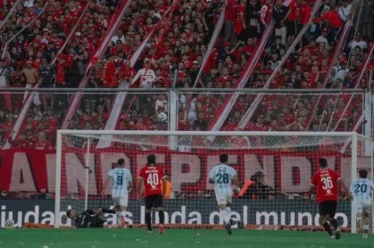 Atacante erra pênalti de cavadinha no superclássico argentino