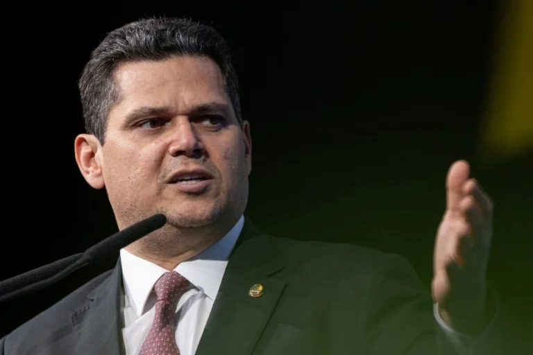 Alcolumbre demonstra incômodo com vazamento de reunião com Jorge Messias