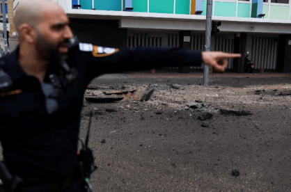 Ataques de foguetes no norte de Israel deixam feridos e danos estruturais