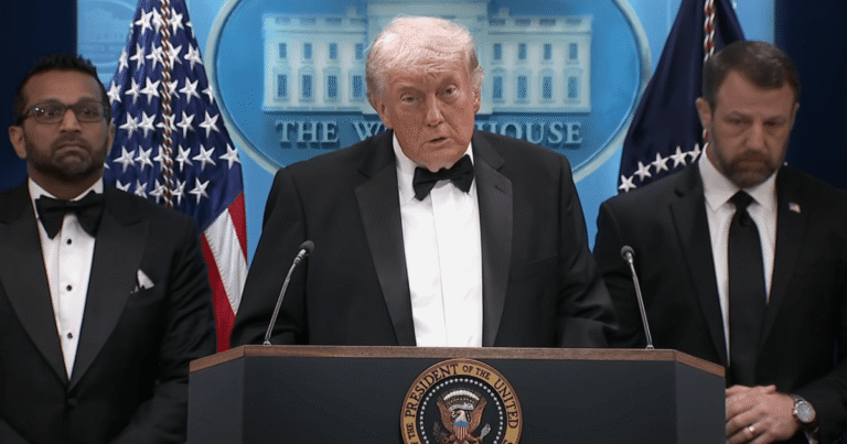 Trump relata ataque com várias armas durante jantar em Washington
