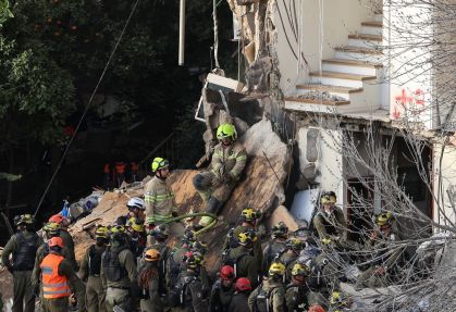 Equipes de resgate encontram quatro vítimas após ataque iraniano em Haifa
