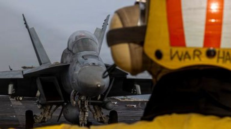 Operacao de resgate mobiliza dezenas de aeronaves e destaca superioridade americana