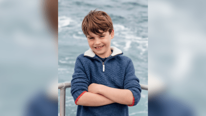 Família real celebra aniversário de oito anos do príncipe Louis com nova foto oficial
