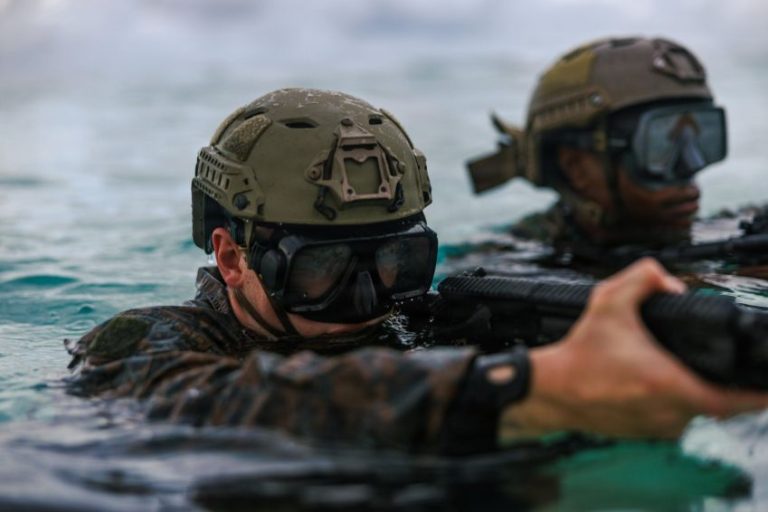 Pentágono divulga imagens de fuzileiros navais em exercício de desembarque no Oceano Índico