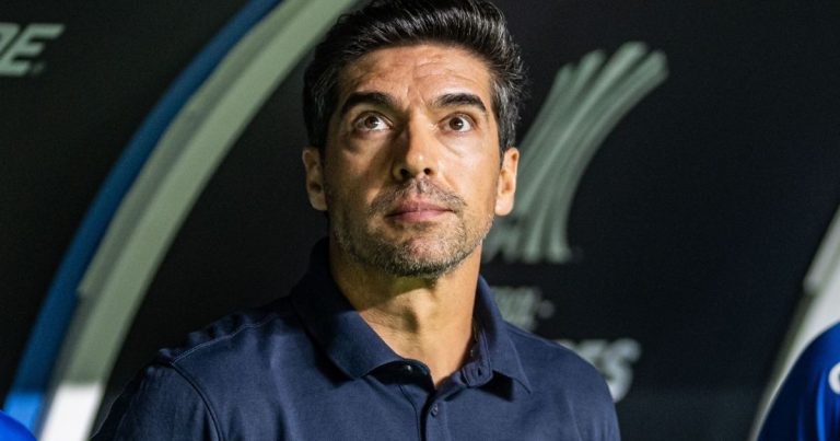 Abel Ferreira acompanha audiência que reduz punição no STJD
