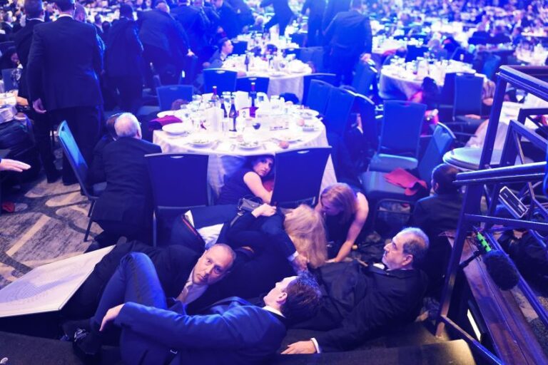 Jantar de jornalistas em Washington vira palco de tiroteio com presidente Trump