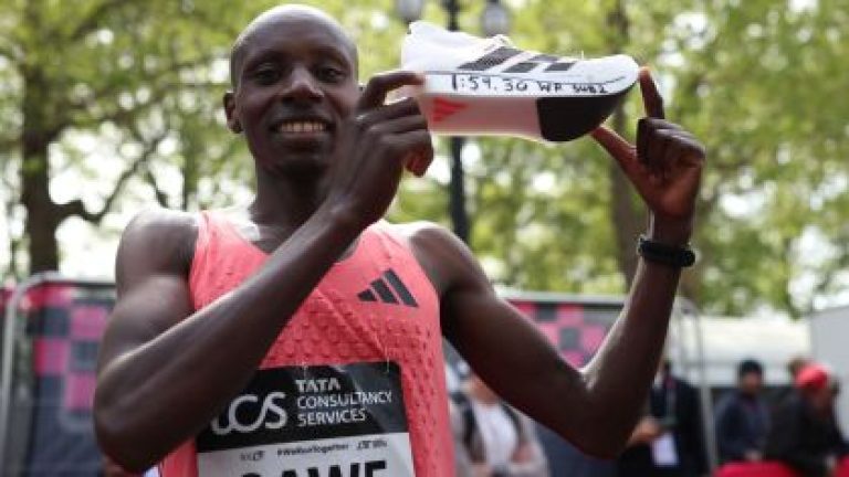 Sawe bate recorde olímpico e ignora polêmica sobre super tênis em maratona