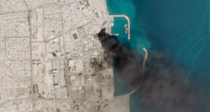 Imagem de satélite revela fumaça no porto de Qeshm após ataques no Irã