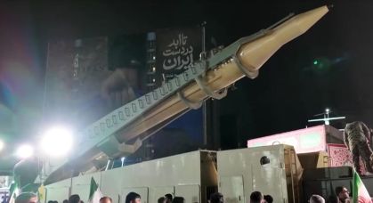 Irã exibe míssil balístico em manifestação na Praça Enghelab